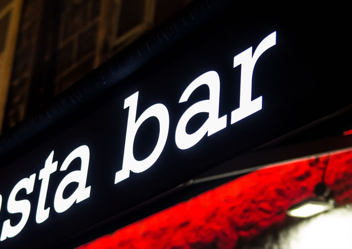 Iluminación en los toldos de los bares como elementos diferenciador respecto a la competencia