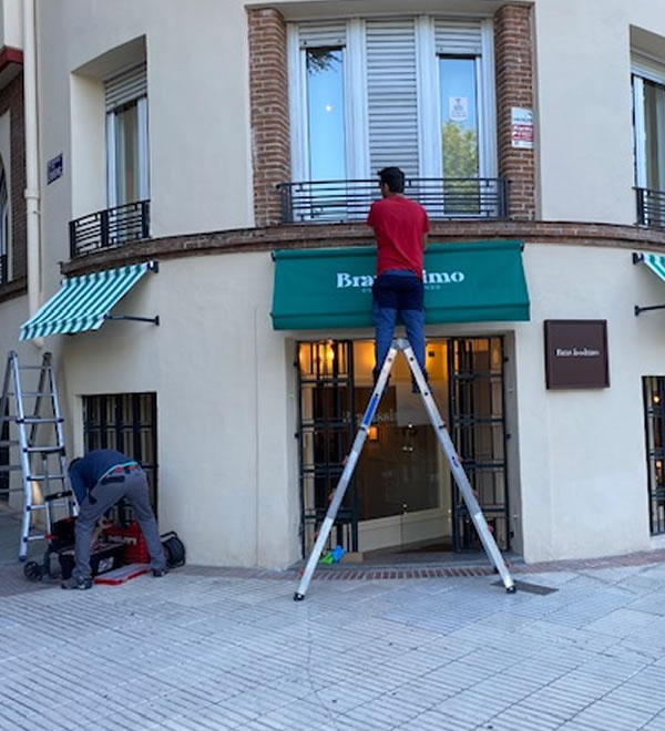 Importancia de la calidad en los toldos luminosos para bares