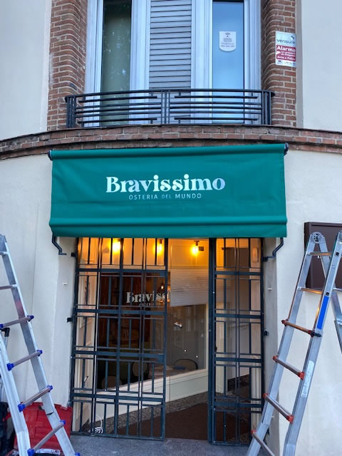 ¿Por qué es importante iluminar los restaurantes con un toldo luminoso de calidad?