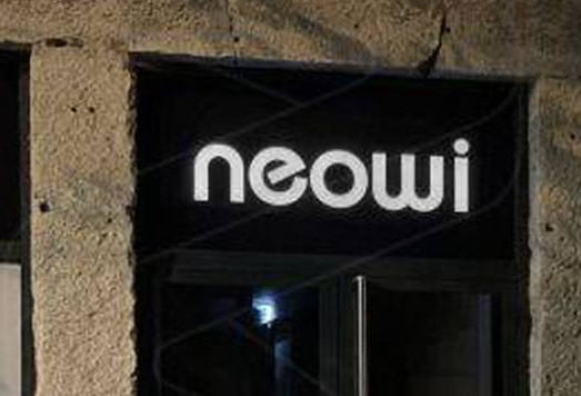¿Razones para instalar un toldo luminoso en el sector comercial?